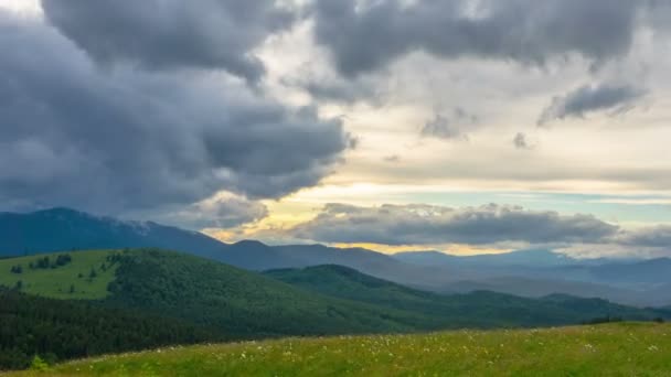 Pôr Sol Nas Montanhas Verão Com Nuvens Prazo Validade — Vídeo de Stock