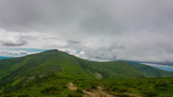 Fantástico Paisaje Montaña Con Nubes Veloces Esponjosas Cronograma — Vídeo de stock