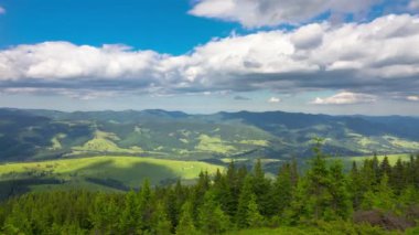Fast Fluffy Bulutları ve Gölgeleri ile Fantastik Dağ Manzarası. Zaman Uygulaması.