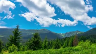 Fast Fluffy Bulutları ve Gölgeleri ile Fantastik Dağ Manzarası. Zaman Uygulaması.