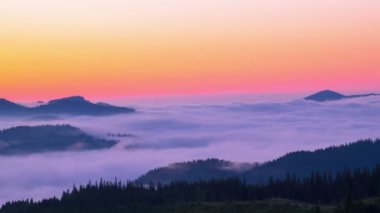 Misty sabah dağlara. Sis ve bulut dağ Vadisi manzara. Timelapse.