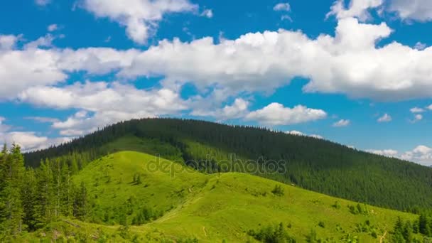 Fantástica Paisagem Montanha Com Rápido Fluffy Nuvens Sombras Prazo Validade — Vídeo de Stock