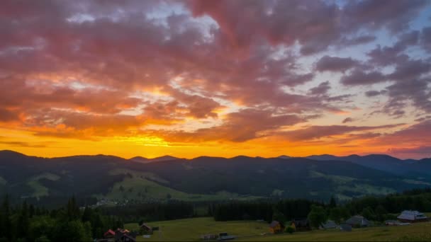 村と日の出の森と幻想的な山の風景 タイムラプス — ストック動画