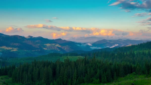 雲と霧と夏の山の夕日 タイムラプス — ストック動画