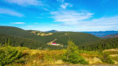 Panorama. Bir bulutlu fantastik dağ manzarası ve gölgeler. Timelapse.