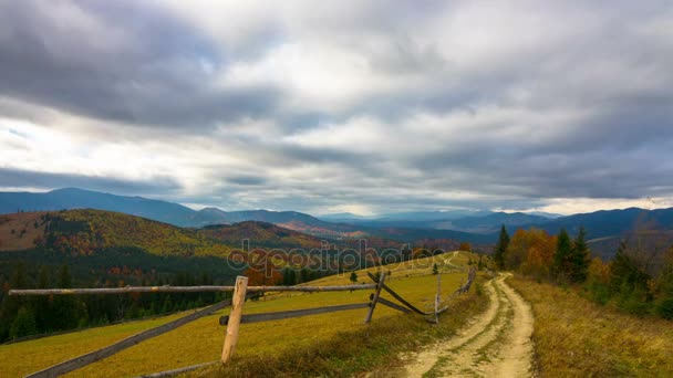 Jesienią Fantastyczne Góry Krajobraz Polnej Drodze Las Kolorowe Drzewa Szybko — Wideo stockowe
