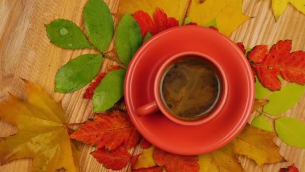 Folhas Outono Com Café Uma Mesa Madeira Roda — Vídeo de Stock