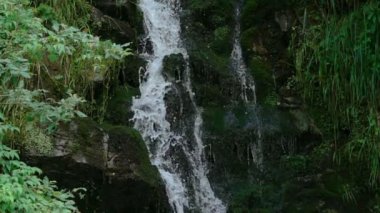 Dağ şelale. Ağır çekim.