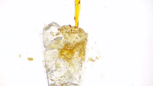 Despejar Cola Num Copo Com Cubos Gelo Movimento Lento — Vídeo de Stock