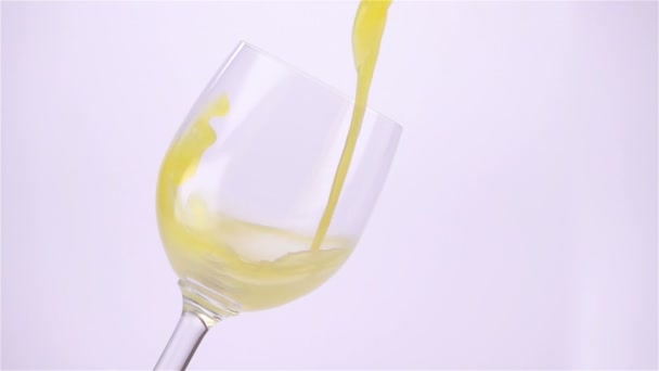 Gieten Sinaasappelsap Glas Lichte Achtergrond Slow Motion — Stockvideo