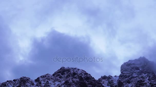 Fantastische Sneeuw Bergen Met Fantastische Wolkenformaties — Stockvideo
