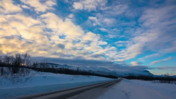 Timelapse Zasněžené Zimní Silnici Horách Automobily Při Západu Slunce — Stock video