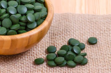 yeşil hap spirulina ve chlorella yosun kadar ahşap üzerinde yakın