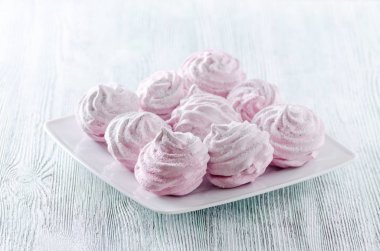 güzel pastel meringues, zephyrs, ahşap antika masa üzerinde marshmallows gül