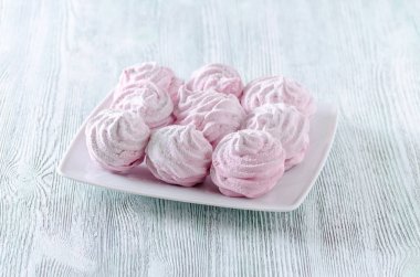 güzel pastel meringues, zephyrs, ahşap antika masa üzerinde marshmallows gül