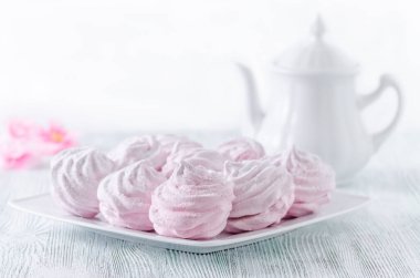 güzel pastel gül meringues, zephyrs, şekerleme ve cezve ahşap antika tablo, çiçekler