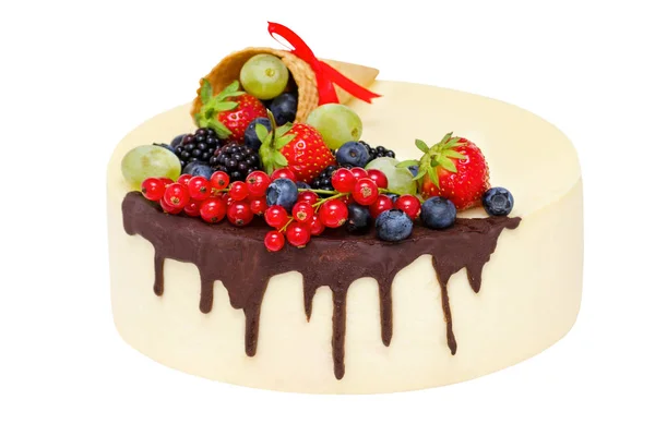 Bolo de aniversário com chocolate e frutas isoladas sobre branco, foco seletivo — Fotografia de Stock