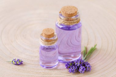 lavanta yağı cam şişeler ve taze lavanta çiçekleri güdük ve ahşap arka plan