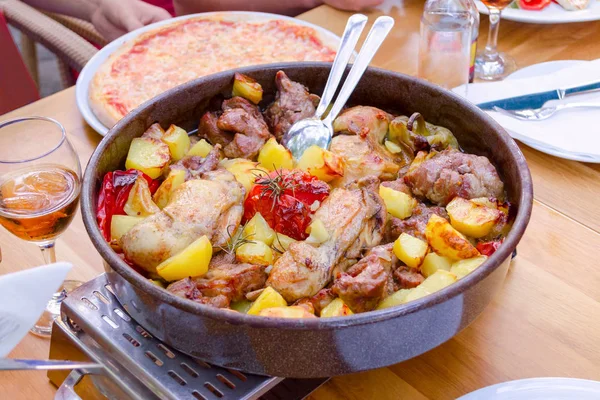 Tradycyjne dania kuchni chorwackiej peka mix mięs i warzyw — Zdjęcie stockowe