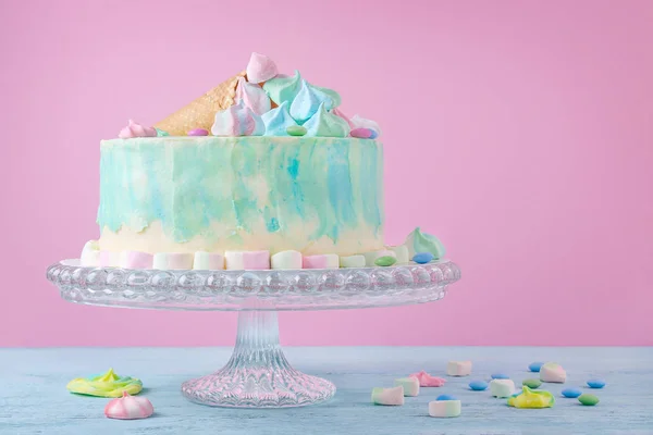 De cake van de kindverjaardag in pastel kleuren, marshmallows en snoepjes op roze achtergrond, selectieve aandacht — Stockfoto