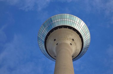 gökyüzü arka plan üzerinde televizyon kulesi