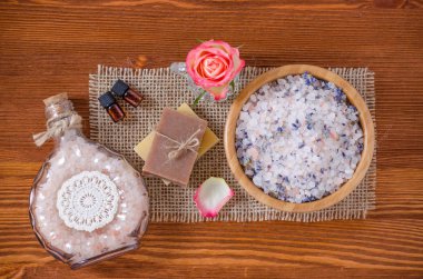 Gül, lavanta, sabun, eski ahşap zemin üzerine Himalaya tuz ile organik temel aroma yağı ile iki şişe