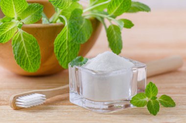 Alternatif doğal diş macunu xylitol, soda, tuz ve ahşap diş fırçası closeup, Tarih ahşap nane