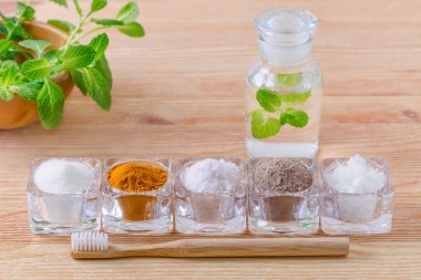 nane, diş macunu xylitol veya soda, zerdeçal - alternatif doğal gargara curcuma, Himalaya tuzu, kil ya da kül, Hindistan cevizi yağı ve üzerinde ahşap Ahşap diş fırçası