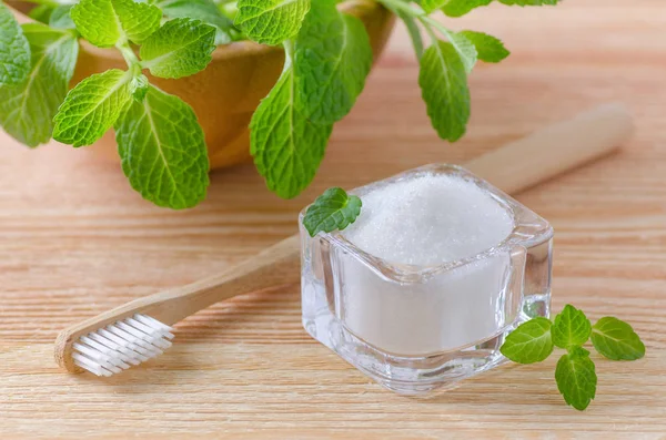 Alternative natürliche Zahnpasta Xylit, Soda, Salz und Holzzahnbürste Nahaufnahme, Minze auf Holz — Stockfoto