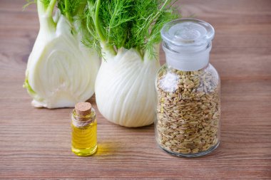 koyu ahşap rezene esans, ampul ve tohum, seçici odak