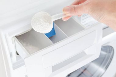 deterjanlar, deterjan Kupası ve kadının el, çamaşır makinesi, seçici odak