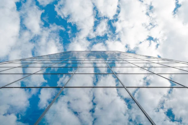 Moderno negocio edificio de vidrio de gran altura y cielo azul con nubes — Foto de Stock