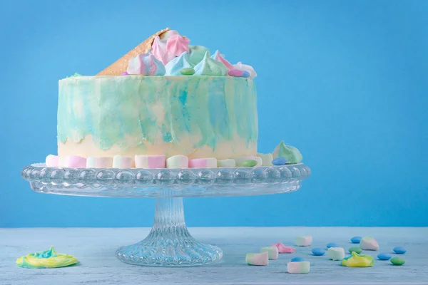 De cake van de kindverjaardag in pastel kleuren op blauwe achtergrond — Stockfoto