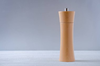 tuz ve biber gri arka plan üzerinde ahşap değirmeni