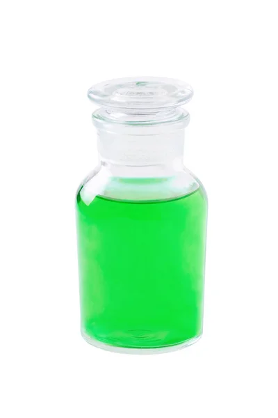 Скляна пляшка з зеленою рідиною ізольована на білому, ліки, мило, шампунь, миття посуду, гель для душу, рослинний екстракт, хімія, промивання рота — стокове фото