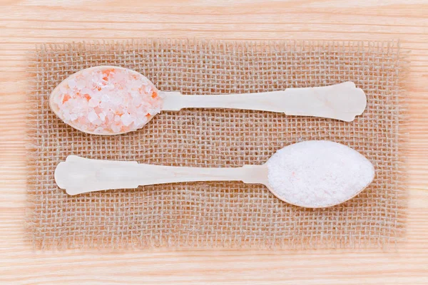 Estilo de vida saludable, cristales de sal del himalaya rosa y polvo, vista superior en madera — Foto de Stock