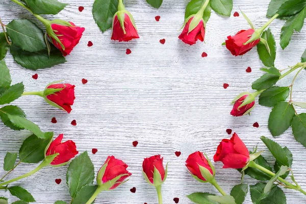 11 kırmızı gül ve kalpleri, vintage ahşap arka plan üzerinde kopya alanı çerçeve