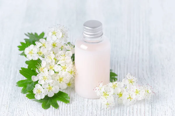 Láhev bio sprchový gel s čerstvými květinami — Stock fotografie