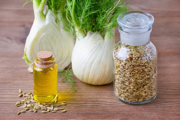 koyu ahşap rezene esans, ampul ve tohum, seçici odak