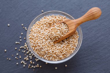 mor bir ahşap kepçe ve siyah arka plan, seçici odak bir kase içinde kabarık