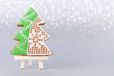 Noel kartı ile el yapımı gingerbread ağaç ve kopya yer