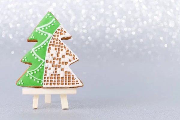 Christmas card with handmade gingerbread tree and copy space — Stock Photo, Image