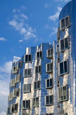 Üzerinde 17 Eylül 2017 yılında Düsseldorf Almanya Dusseldorf-Eylül 17 Der Neuer Zollhof cephe. Mimar Frank Gehry O. tarafından tasarlanan.