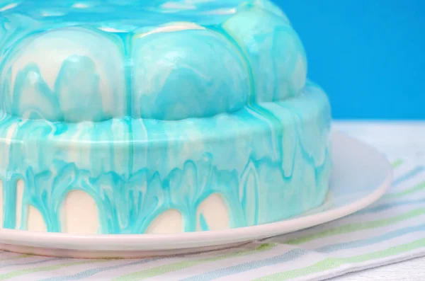 ケーキのアイシングのクローズ アップの詳細を含む青の選択と集中 — ストック写真