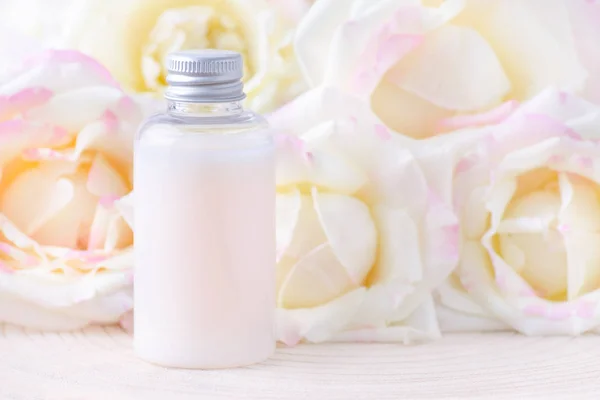Přírodní kosmetické láhev s čerstvé květy růže, produkty ekologického zemědělství — Stock fotografie