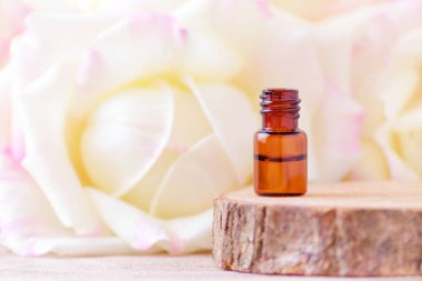 bir cam şişe ile taze gül çiçek gül uçucu yağ