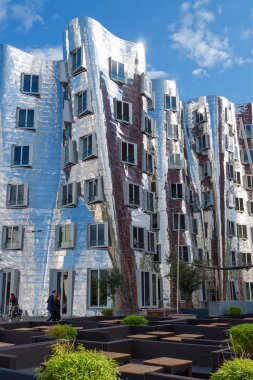 Üzerinde 17 Eylül 2017 yılında Düsseldorf Almanya Dusseldorf-Eylül 17 Der Neuer Zollhof cephe. Mimar Frank Gehry O. tarafından tasarlanan.