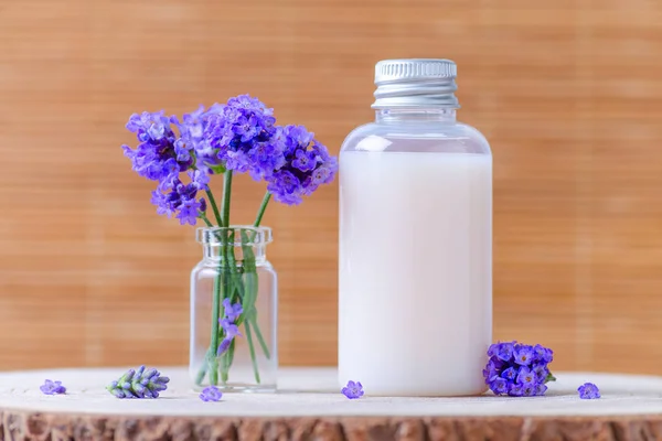 Bouteille cosmétique naturelle avec des fleurs de lavande fraîche — Photo