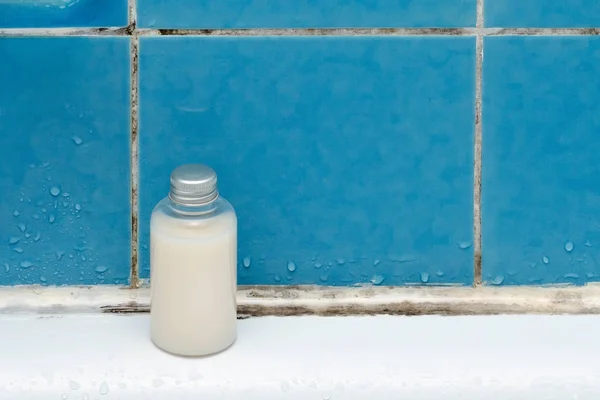 Moho en el baño, botella de champú, baño —  Fotos de Stock