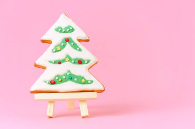 Noel pembe arka plan ile gingerbread, tonda